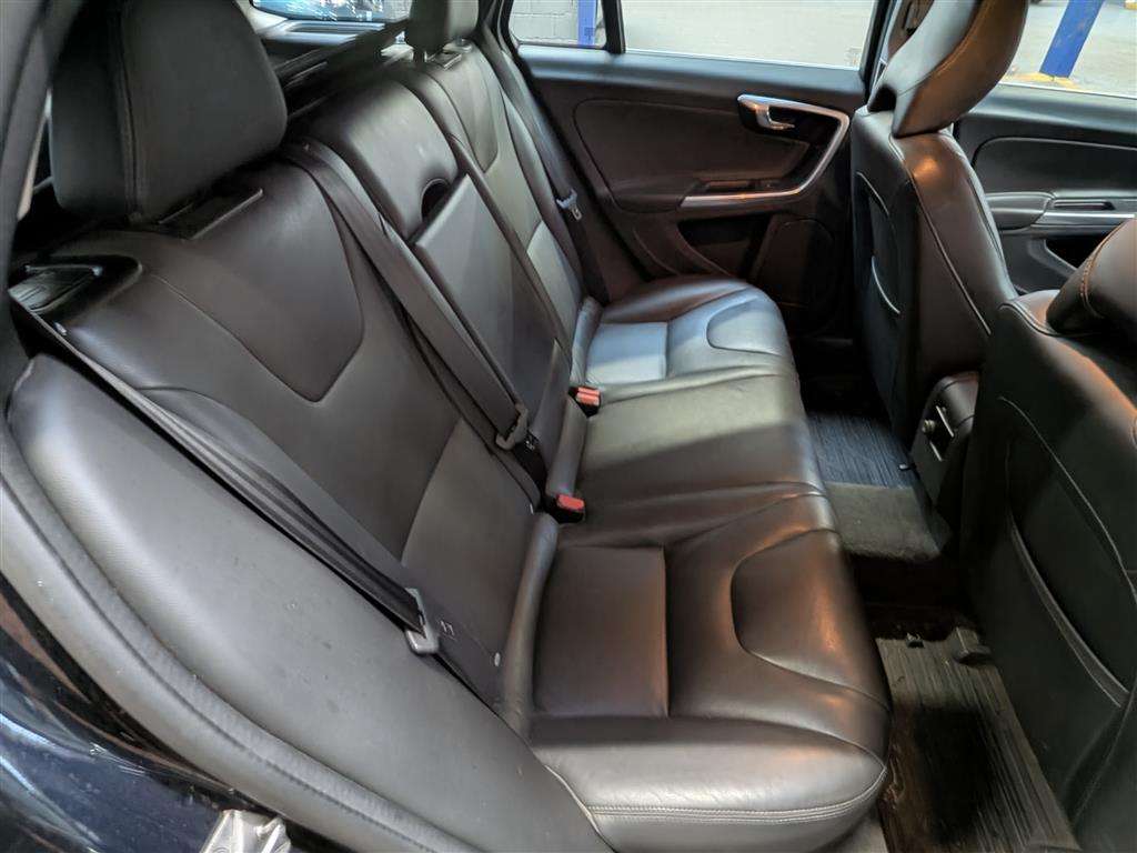 <p>2016 VOLVO V60 SE LUX NAV D4 AUTO</p>