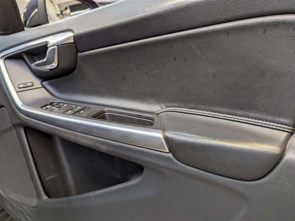 <p>2016 VOLVO V60 SE LUX NAV D4 AUTO</p>