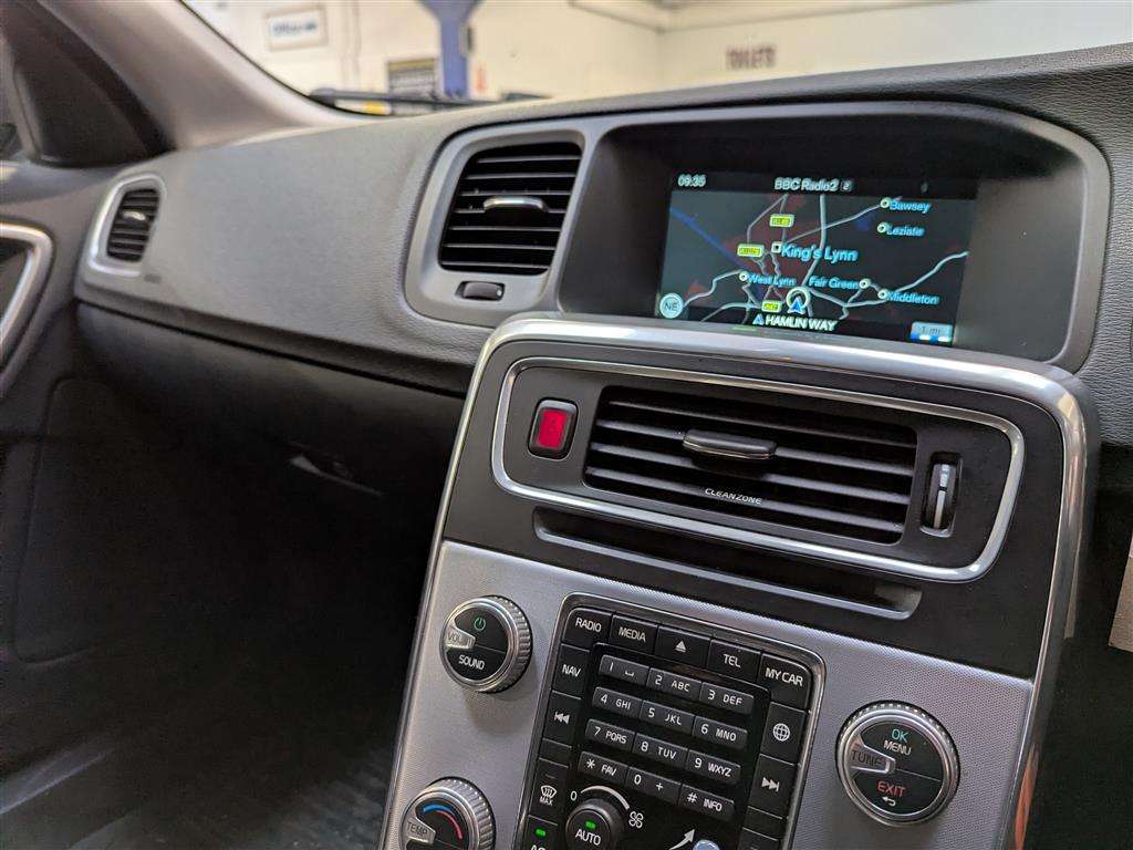 <p>2016 VOLVO V60 SE LUX NAV D4 AUTO</p>