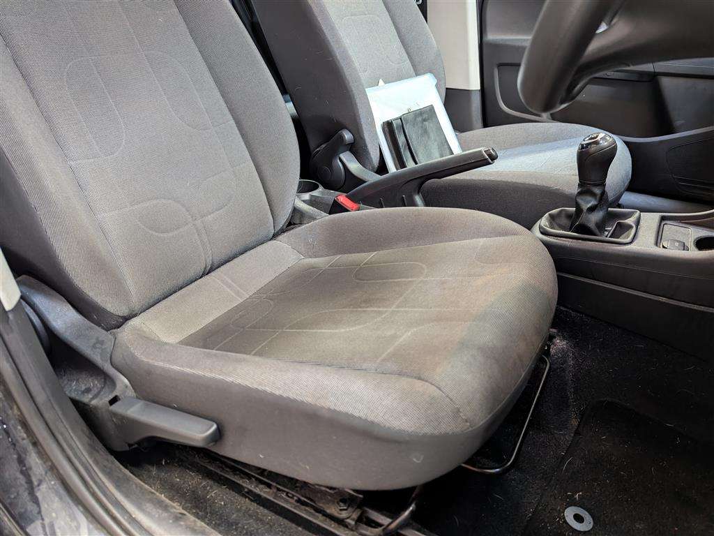 <p>2013 VOLKSWAGEN MOVE UP</p>