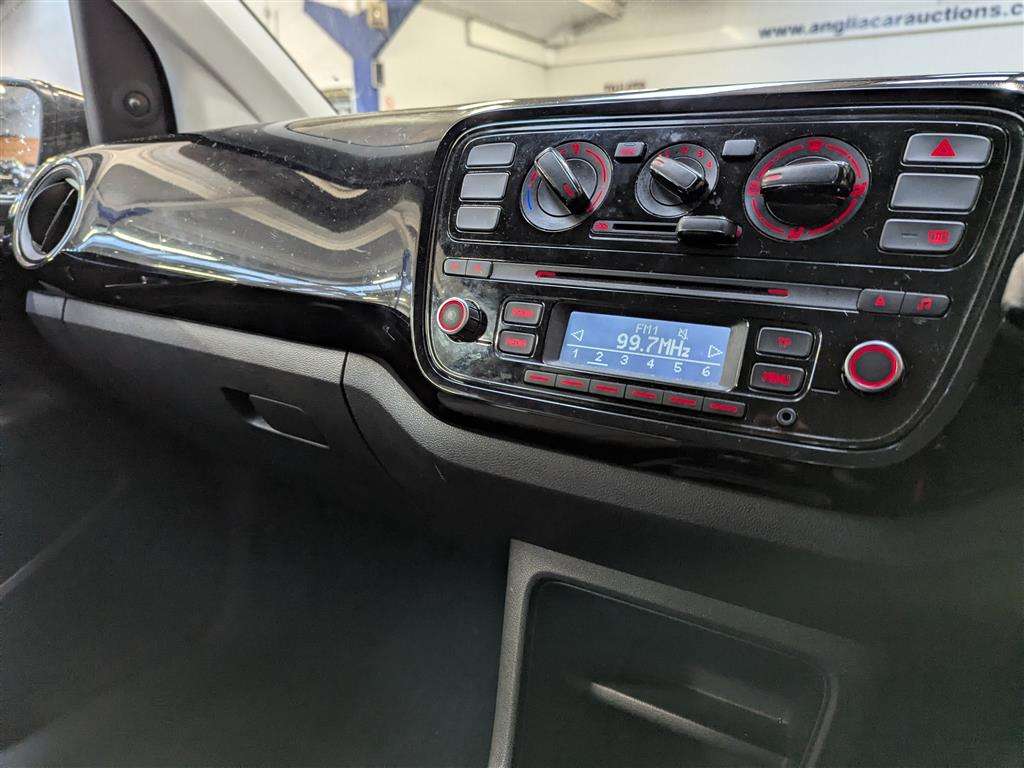 <p>2013 VOLKSWAGEN MOVE UP</p>