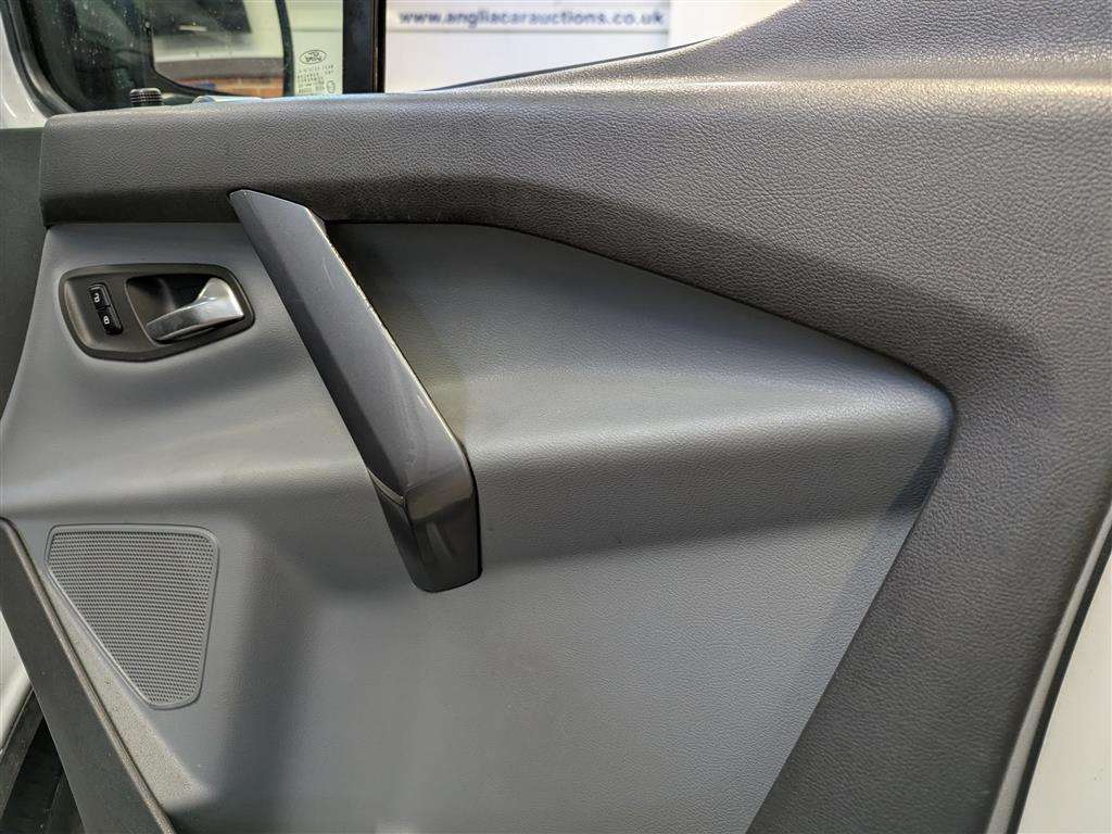 <p>2014 FORD TRANSIT CUSTOM 270 LTD E-</p>