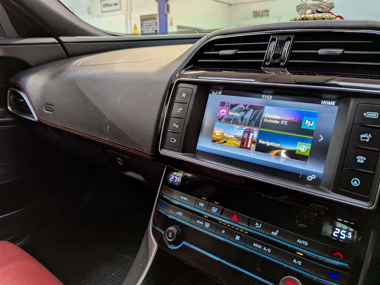 <p>2016 JAGUAR XE R-SPORT D AUTO</p>