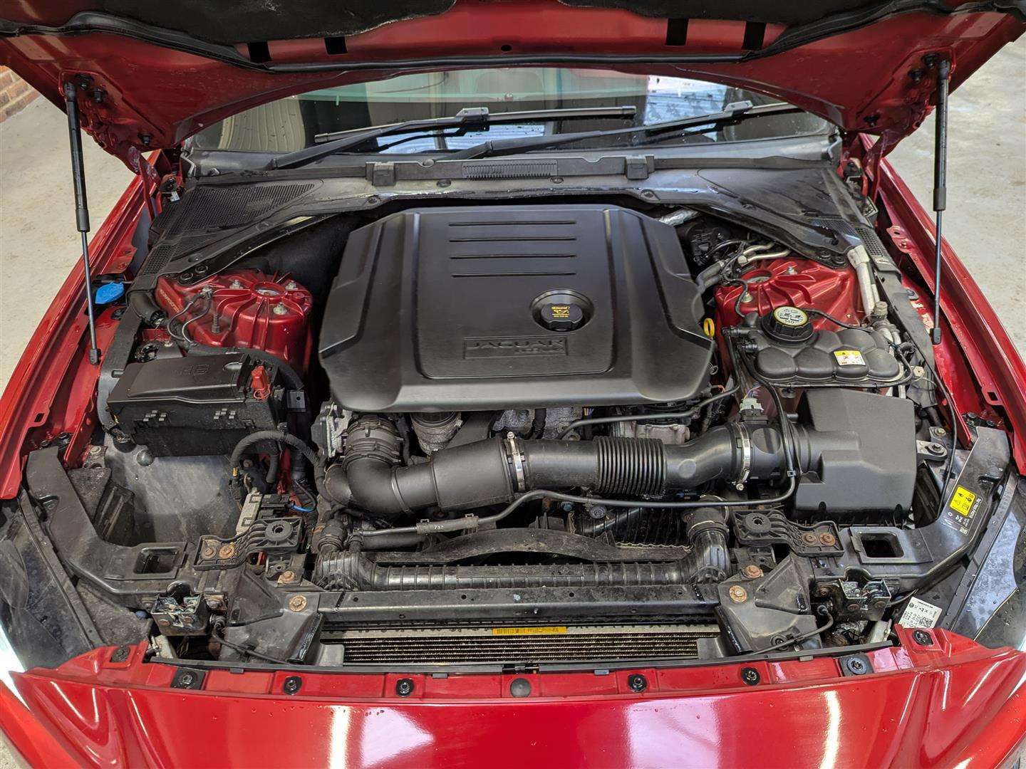 <p>2016 JAGUAR XE R-SPORT D AUTO</p>