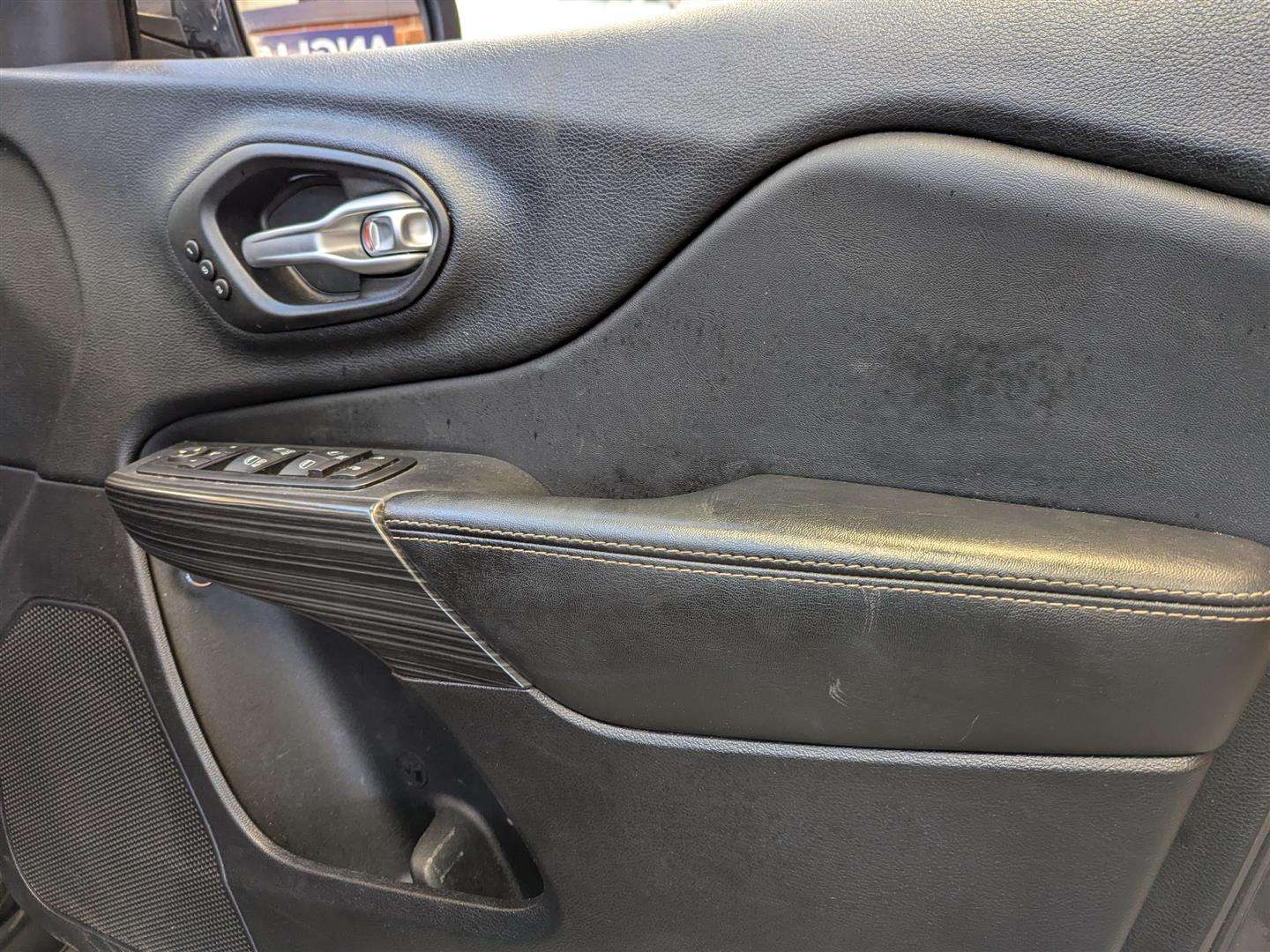 <p>2016 JEEP CHEROKEE LIMITED M-JET 4X</p>