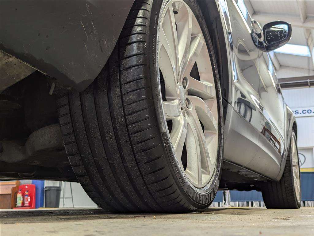 <p>2019 LAND ROVER DISCOVERY LUXURY HSE SD4</p>