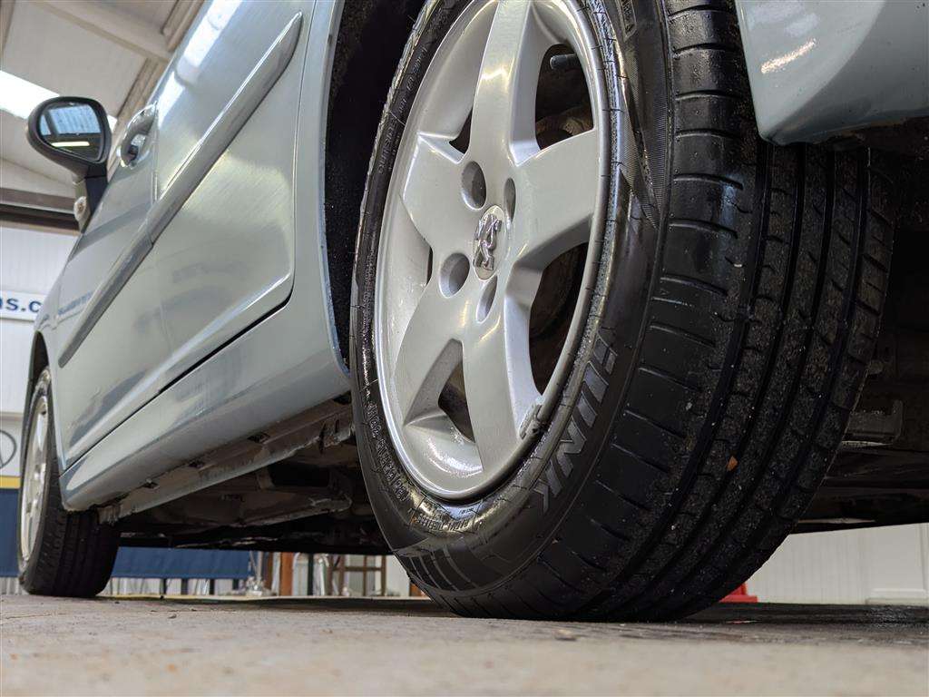 <p>2011 PEUGEOT 207 SPORT</p>