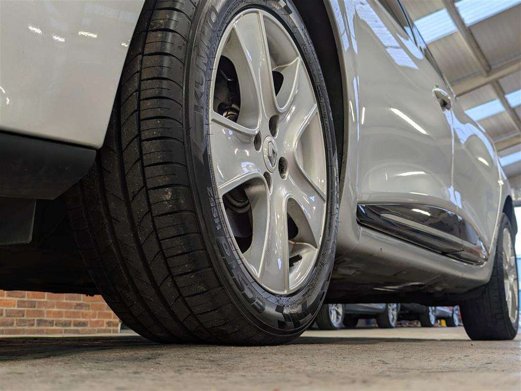 <p>2014 RENAULT CLIO DYNAMIQUE MEDIANAV</p>