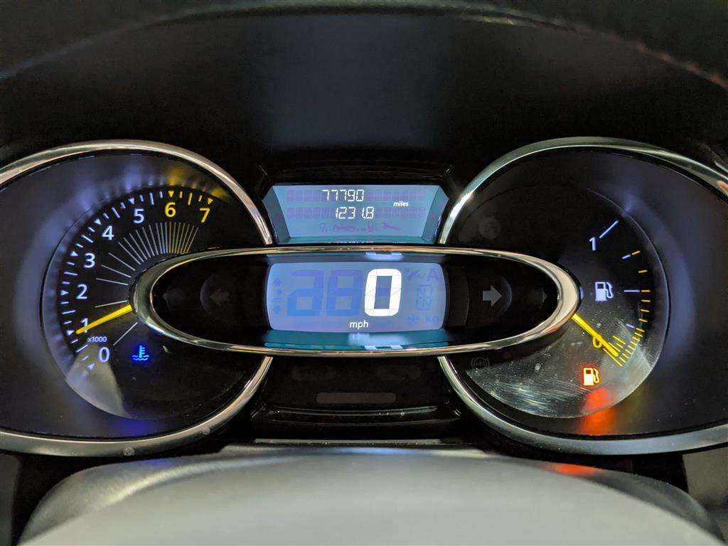 <p>2014 RENAULT CLIO DYNAMIQUE MEDIANAV</p>