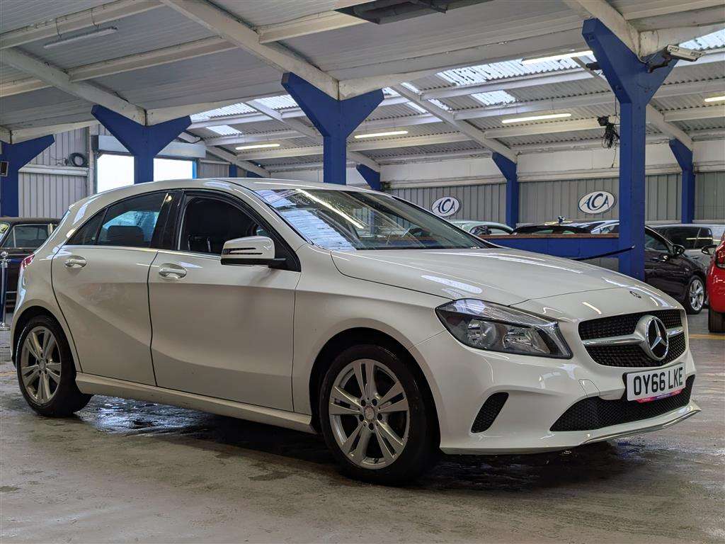 <p>2016 MERCEDES-BENZ A 180 D SPORT</p>