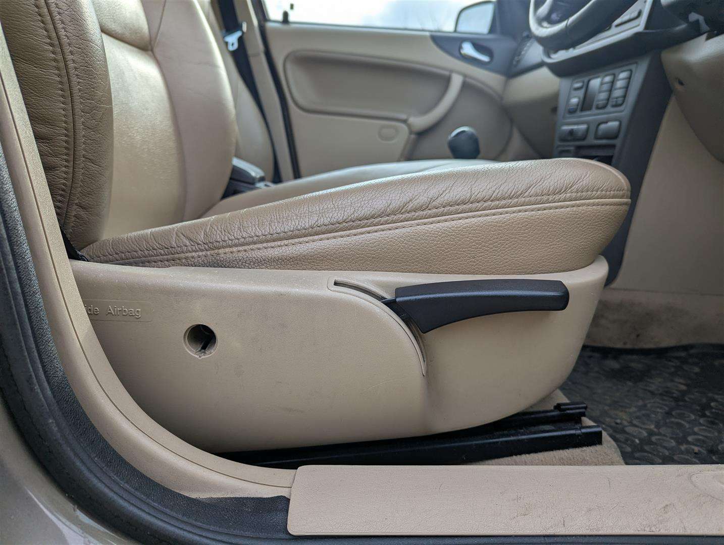 <p>2002 SAAB 9-3</p>