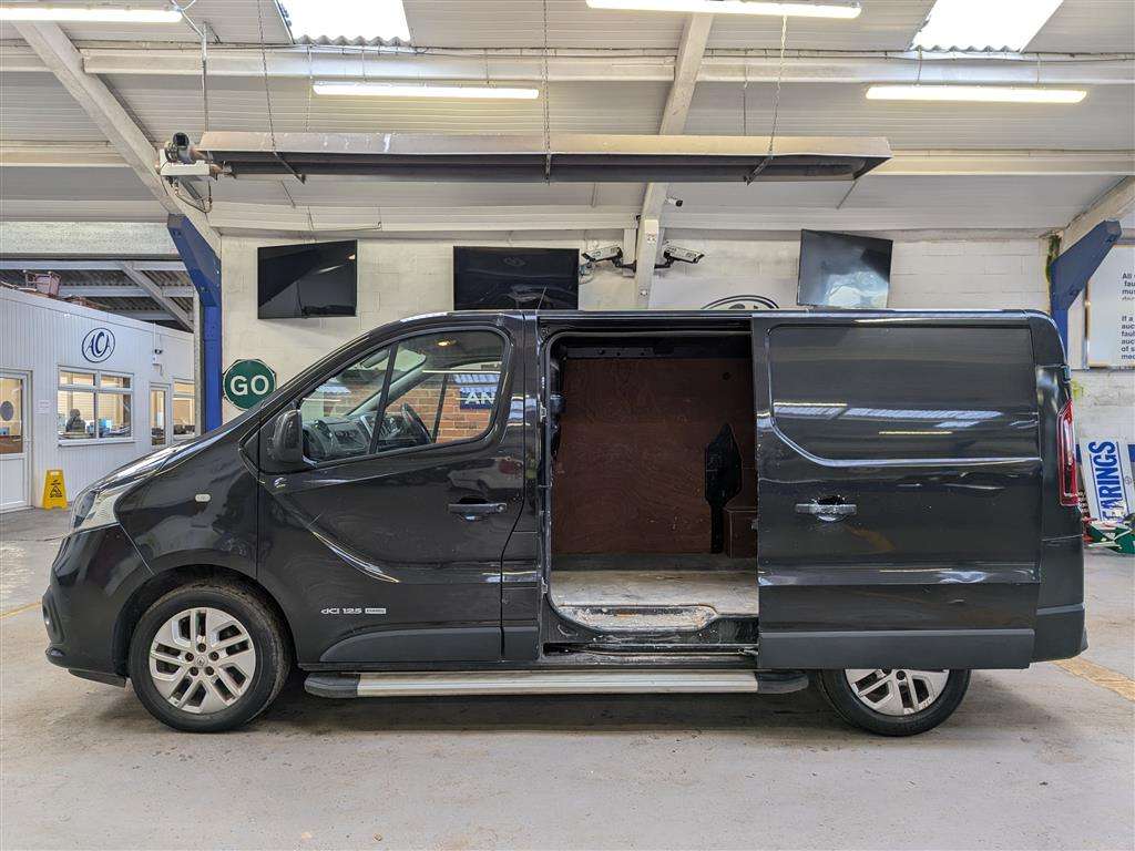 <p>2017 RENAULT TRAFIC SL27 SPORT NAV ENG</p>