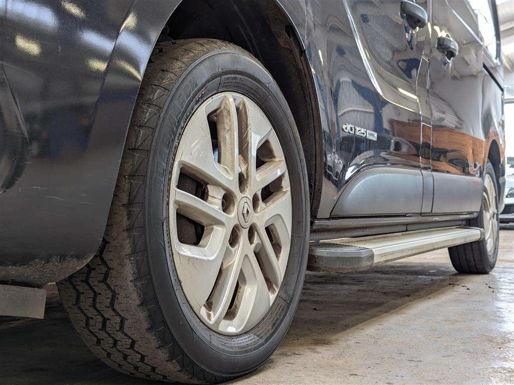 <p>2017 RENAULT TRAFIC SL27 SPORT NAV ENG</p>