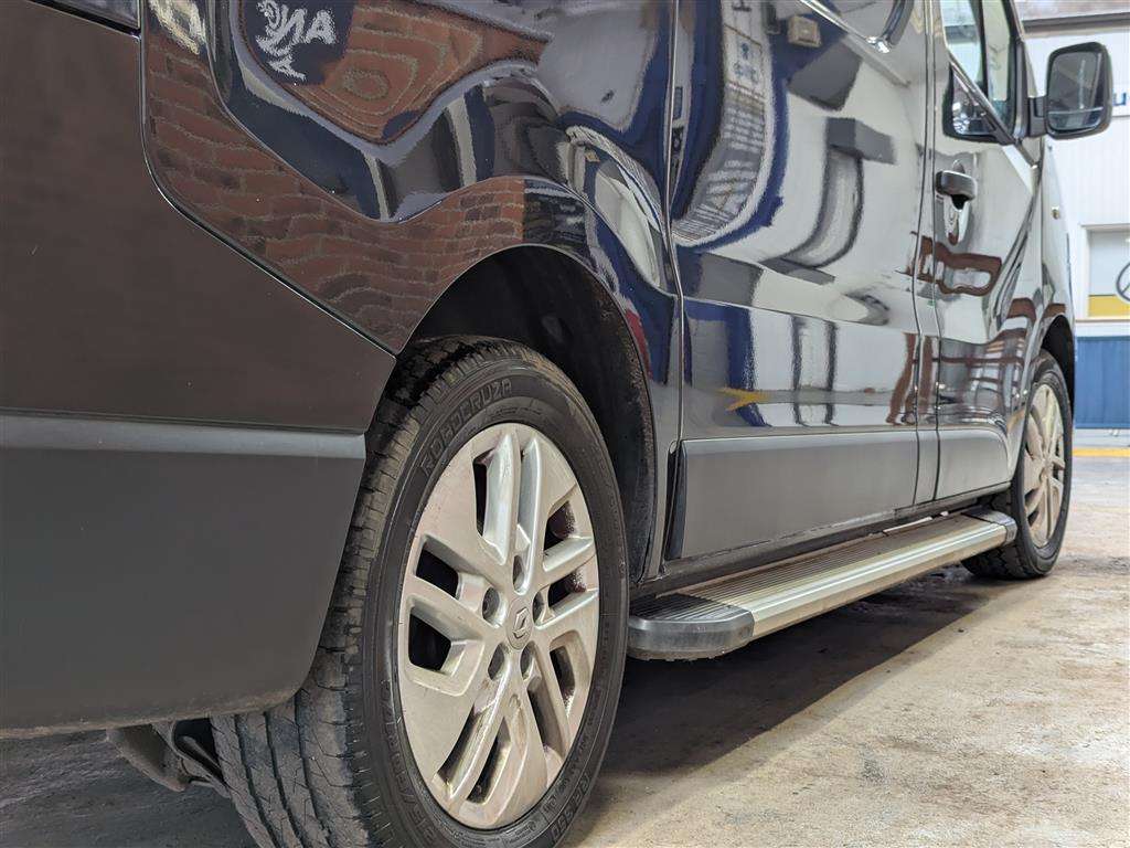 <p>2017 RENAULT TRAFIC SL27 SPORT NAV ENG</p>