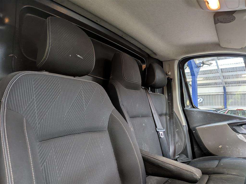 <p>2017 RENAULT TRAFIC SL27 SPORT NAV ENG</p>