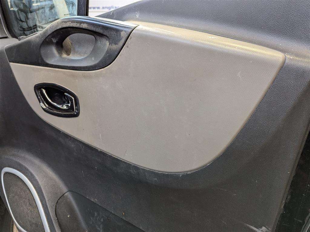 <p>2017 RENAULT TRAFIC SL27 SPORT NAV ENG</p>