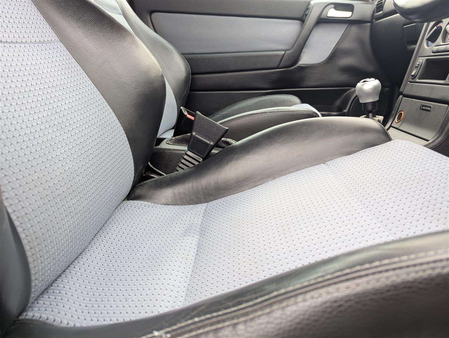 <p>2005 VAUXHALL ASTRA BERTONE EXCLUSIVE</p>