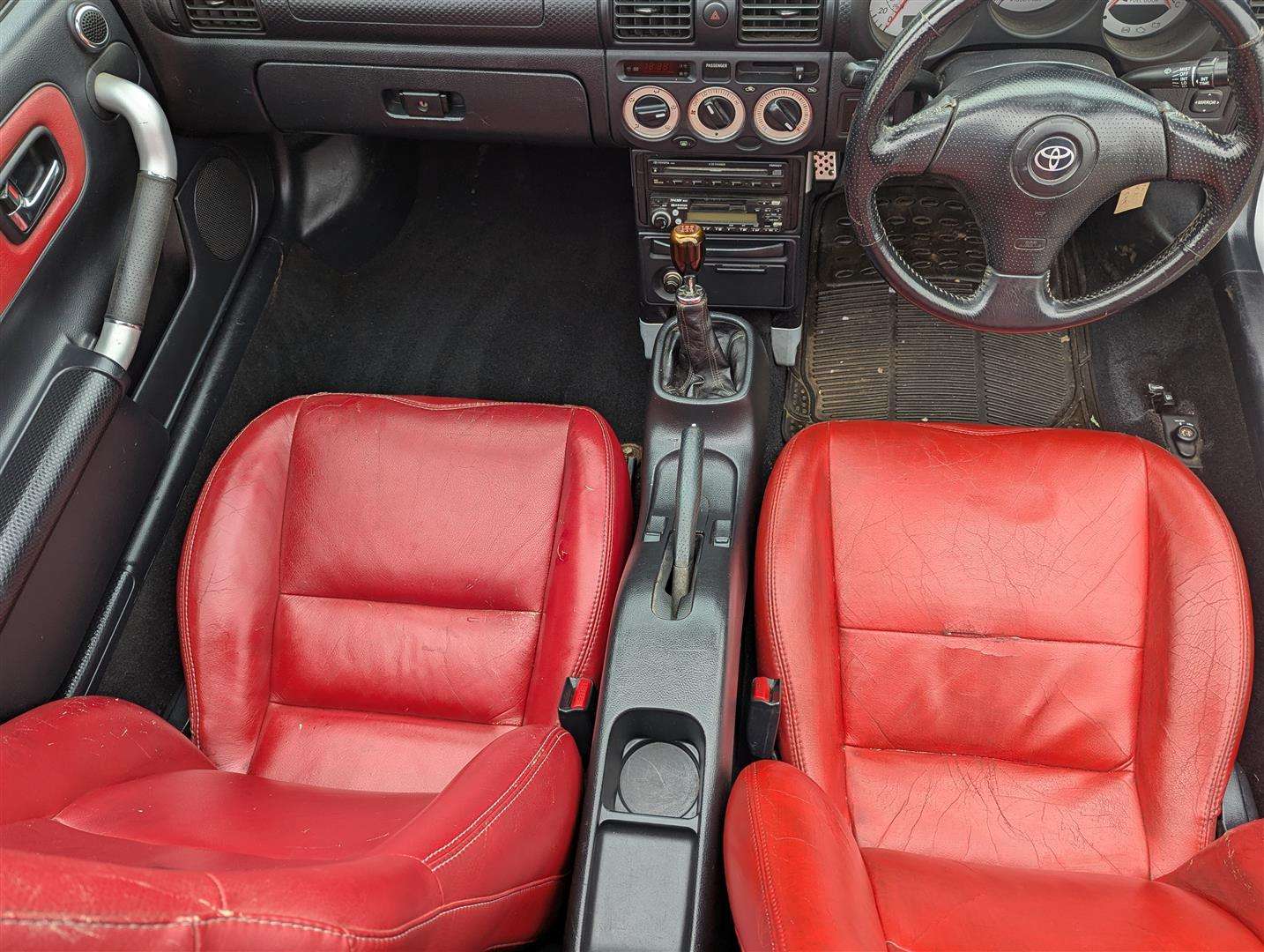 <p>2004 TOYOTA MR2 ROADSTER VVTI</p>