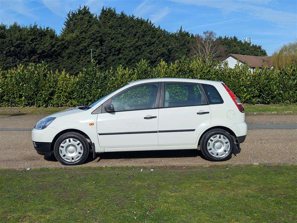 <p>2003 FORD FIESTA LX</p>