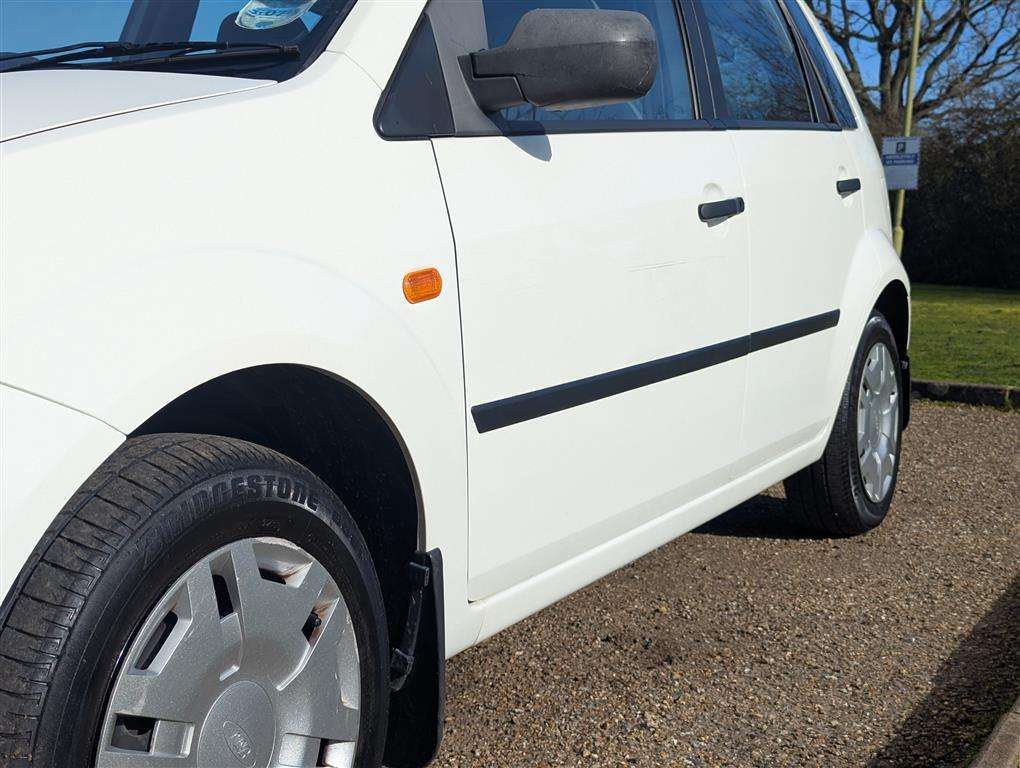 <p>2003 FORD FIESTA LX</p>