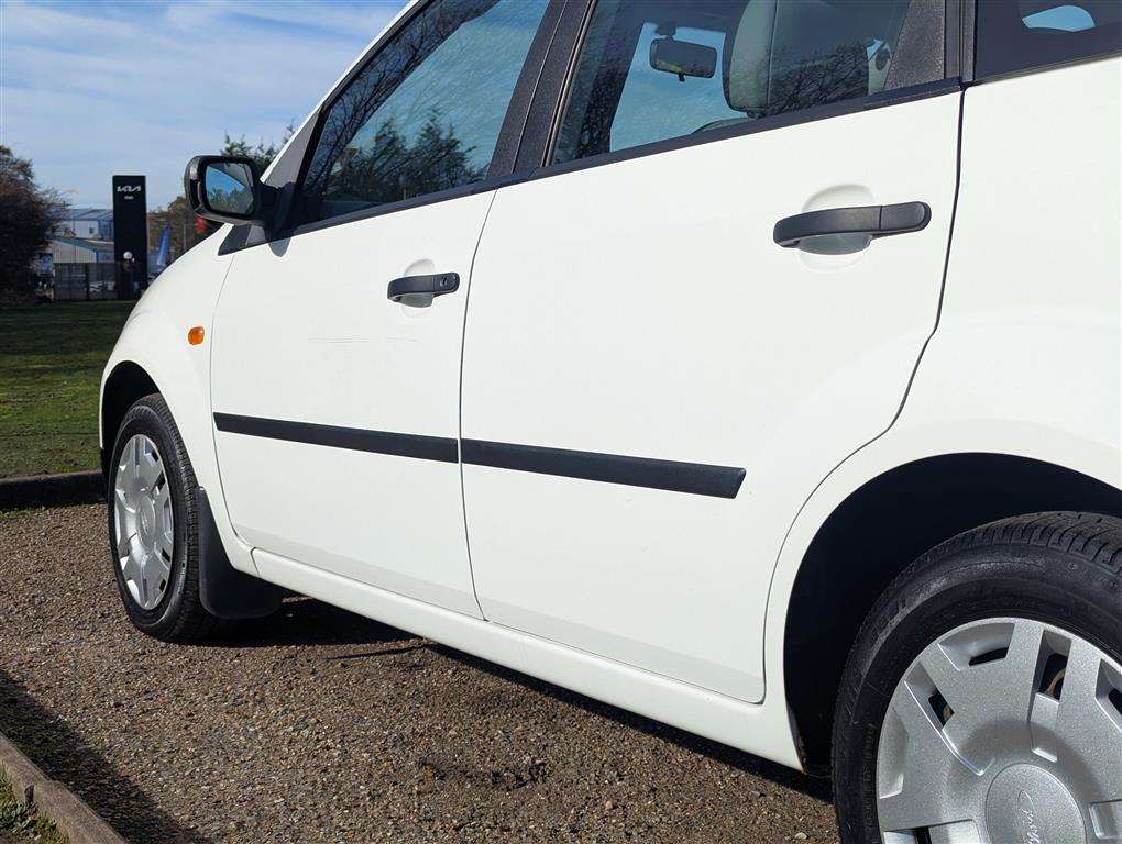 <p>2003 FORD FIESTA LX</p>