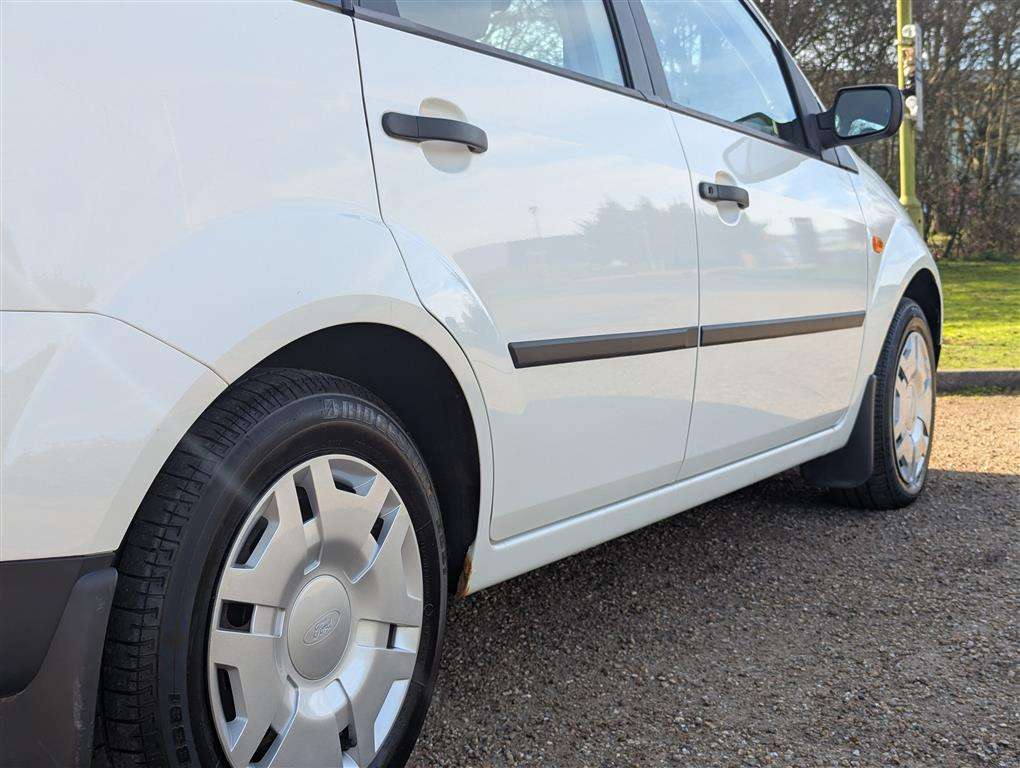 <p>2003 FORD FIESTA LX</p>