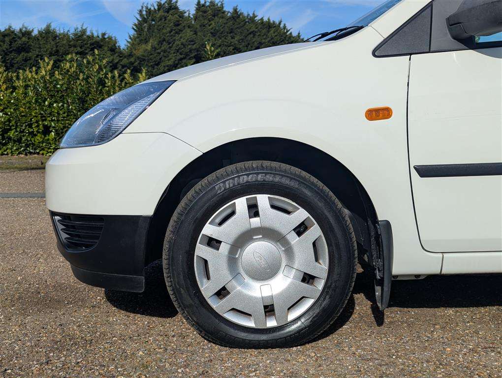 <p>2003 FORD FIESTA LX</p>