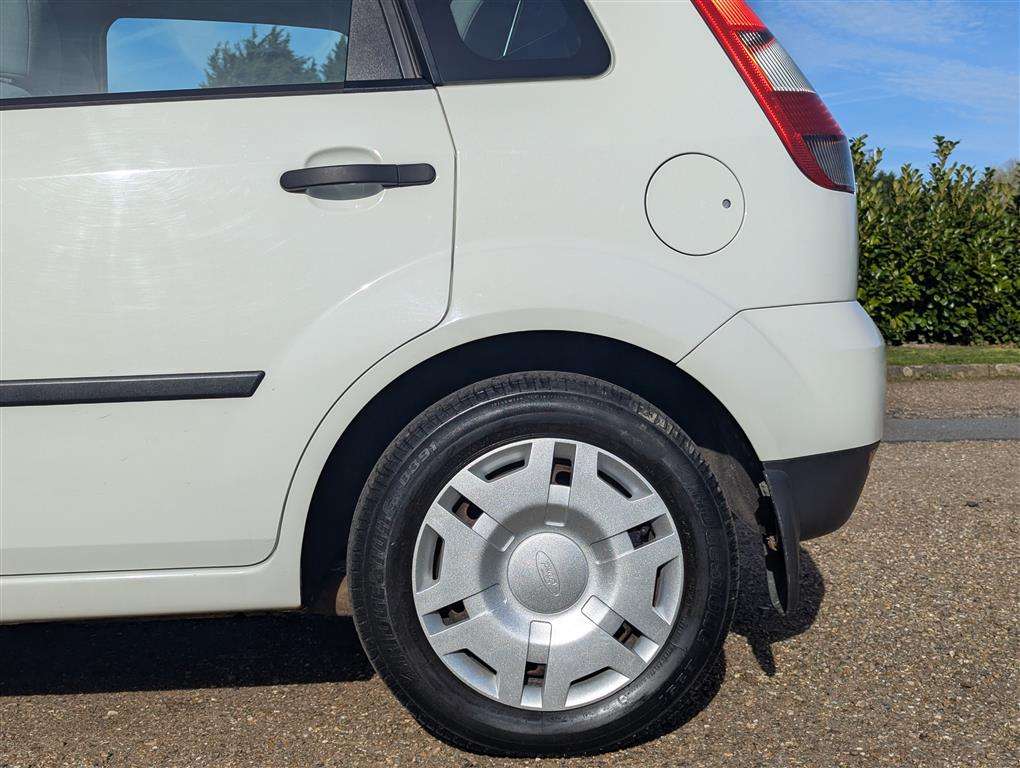 <p>2003 FORD FIESTA LX</p>