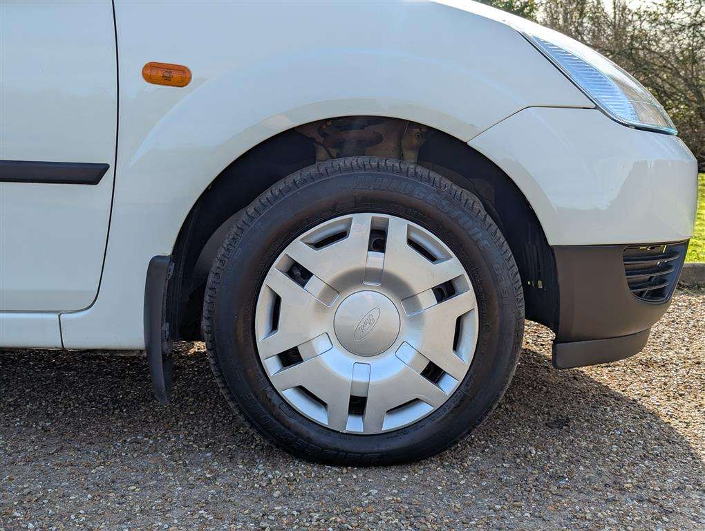 <p>2003 FORD FIESTA LX</p>