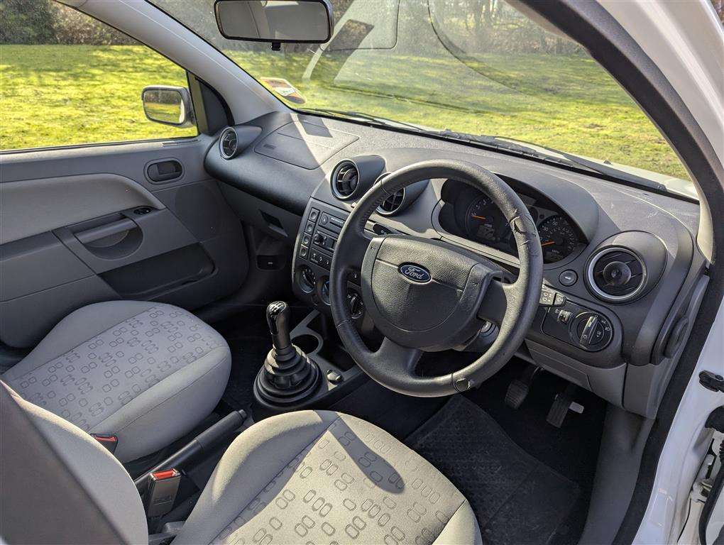 <p>2003 BMW 318I SE TOURING AUTO</p>