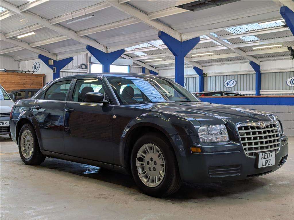 <p>2007 CHRYSLER L.H.D.</p>