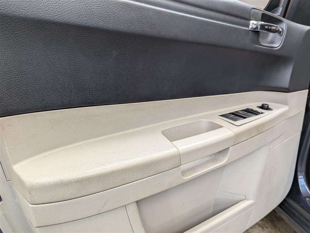 <p>2007 CHRYSLER L.H.D.</p>