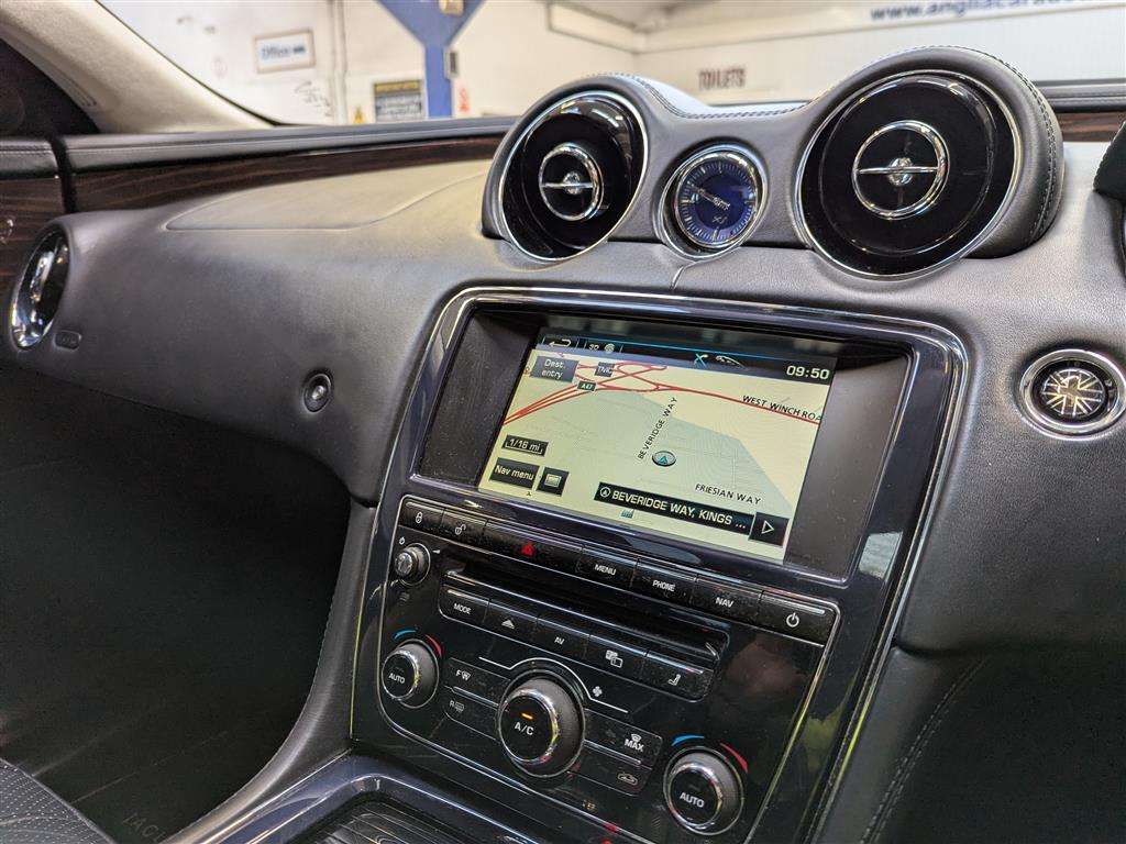 <p>2012 JAGUAR XJ PORTFOLIO V6 D AUTO</p>