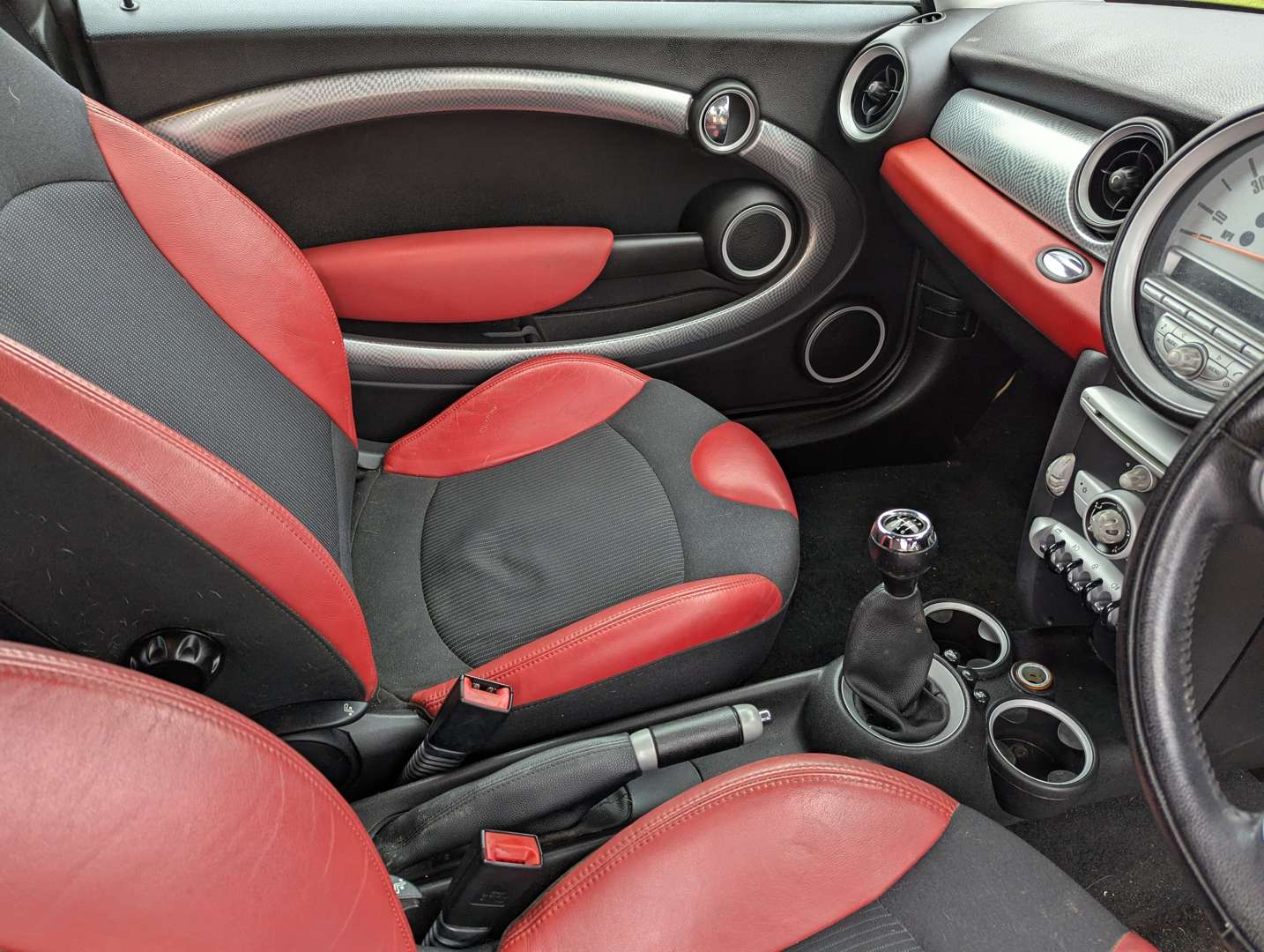 <p>2007 MINI COOPER S</p>