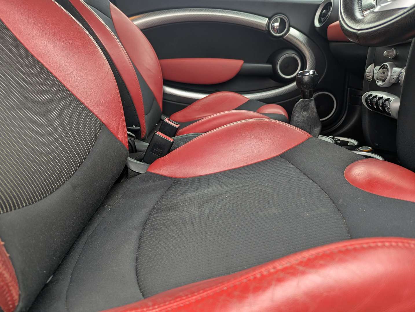 <p>2007 MINI COOPER S</p>