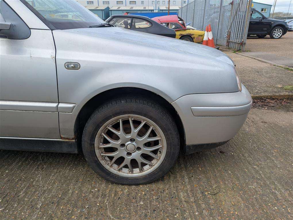 <p>2002 VOLKSWAGEN GOLF CABRIOLET AV-GE</p>