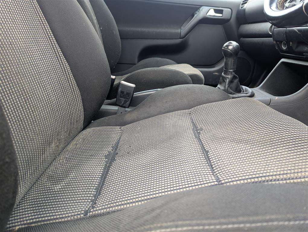 <p>2002 VOLKSWAGEN GOLF CABRIOLET AV-GE</p>