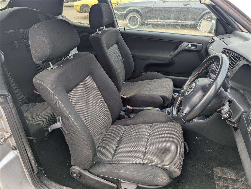 <p>2002 VOLKSWAGEN GOLF CABRIOLET AV-GE</p>