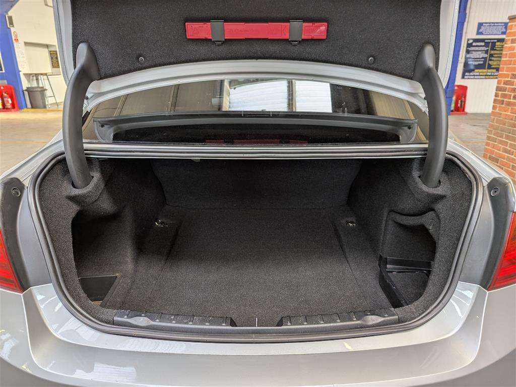 <p>2012 BMW 320D SPORT</p>