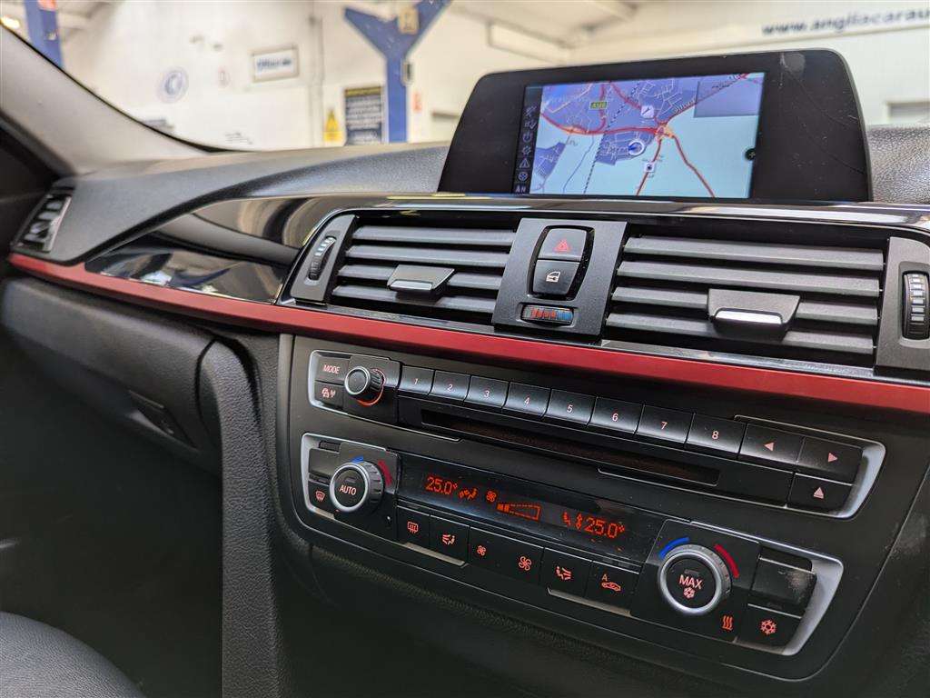 <p>2012 BMW 320D SPORT</p>