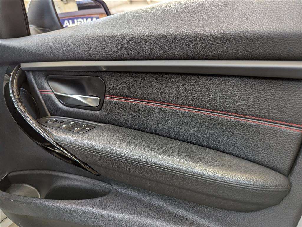 <p>2012 BMW 320D SPORT</p>