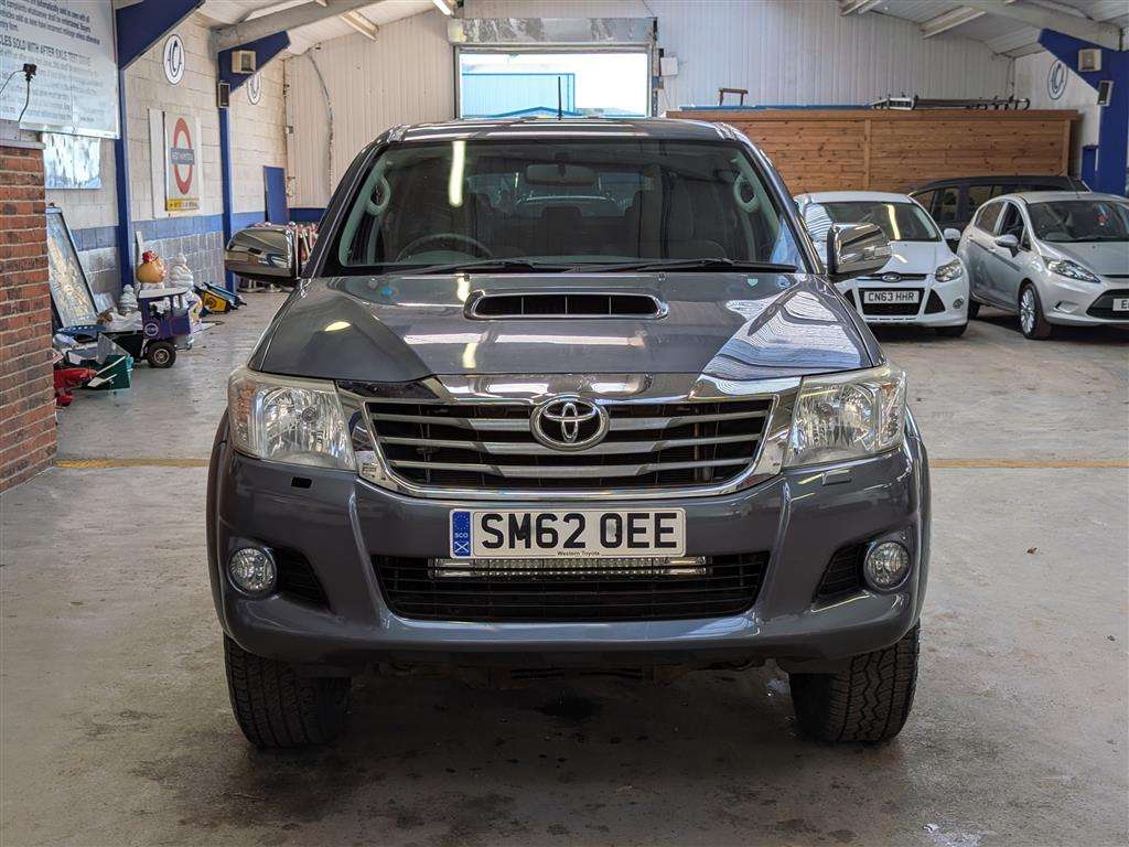 <p>2012 TOYOTA HILUX INVINCIBLE D-4D 4X4</p>