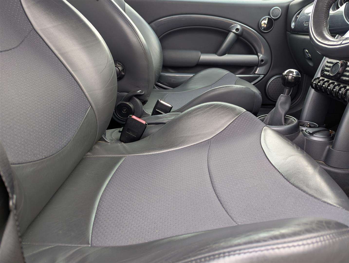 <p>2004 MINI MINI COOPER S</p>