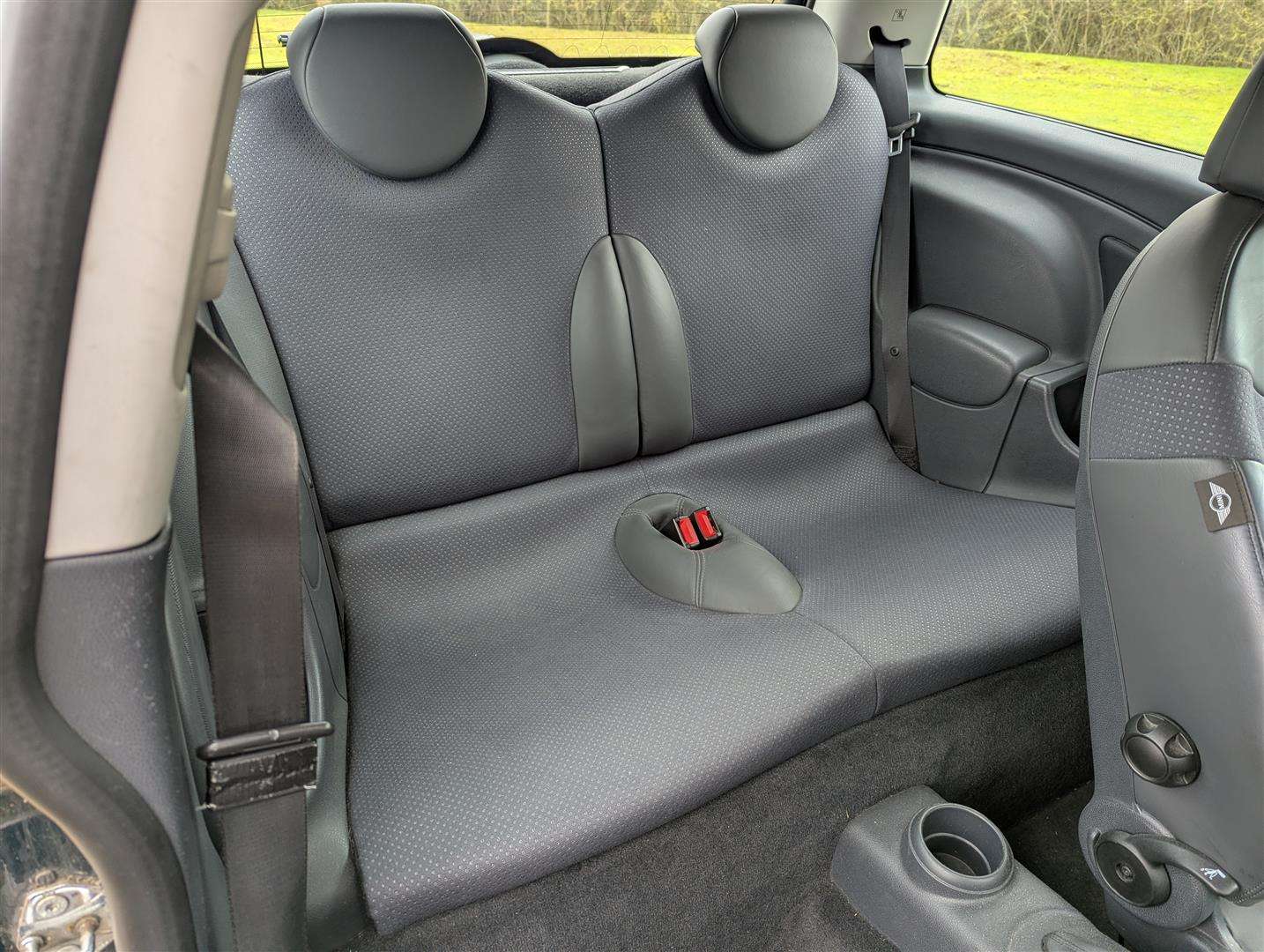 <p>2004 MINI MINI COOPER S</p>