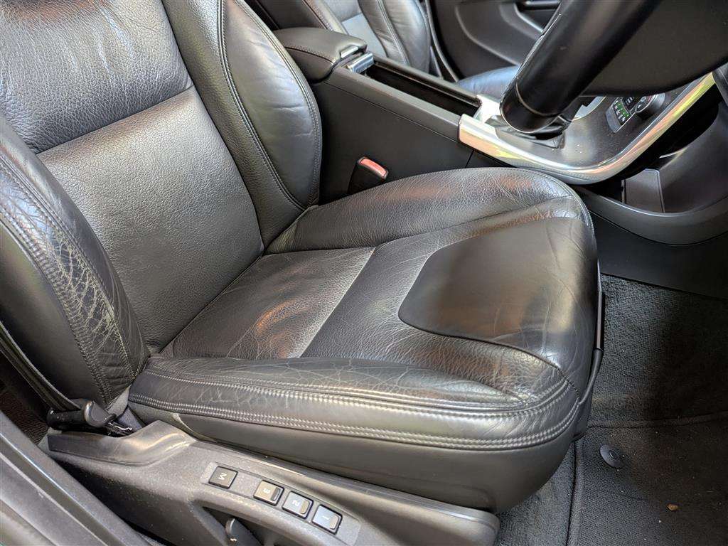 <p>2014 VOLVO V60 SE LUX T4 AUTO</p>