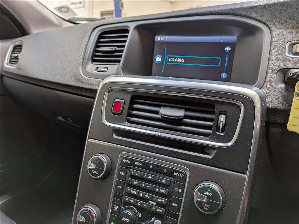 <p>2014 VOLVO V60 SE LUX T4 AUTO</p>