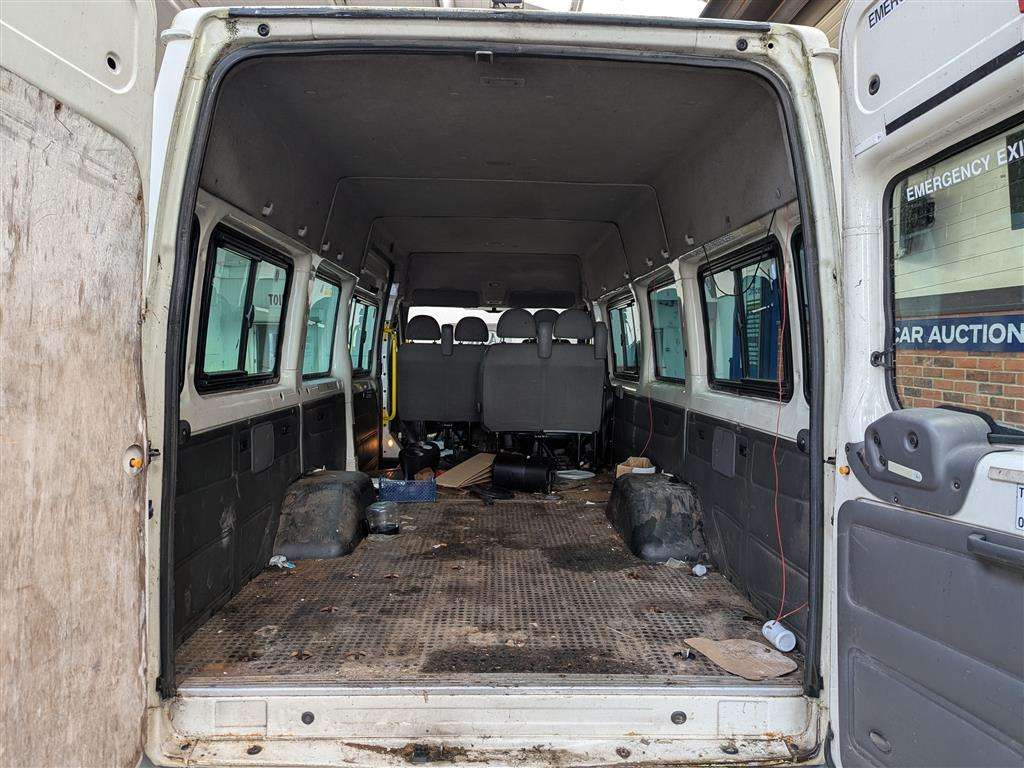 <p>2005 FORD TRANSIT MINIBUS</p>