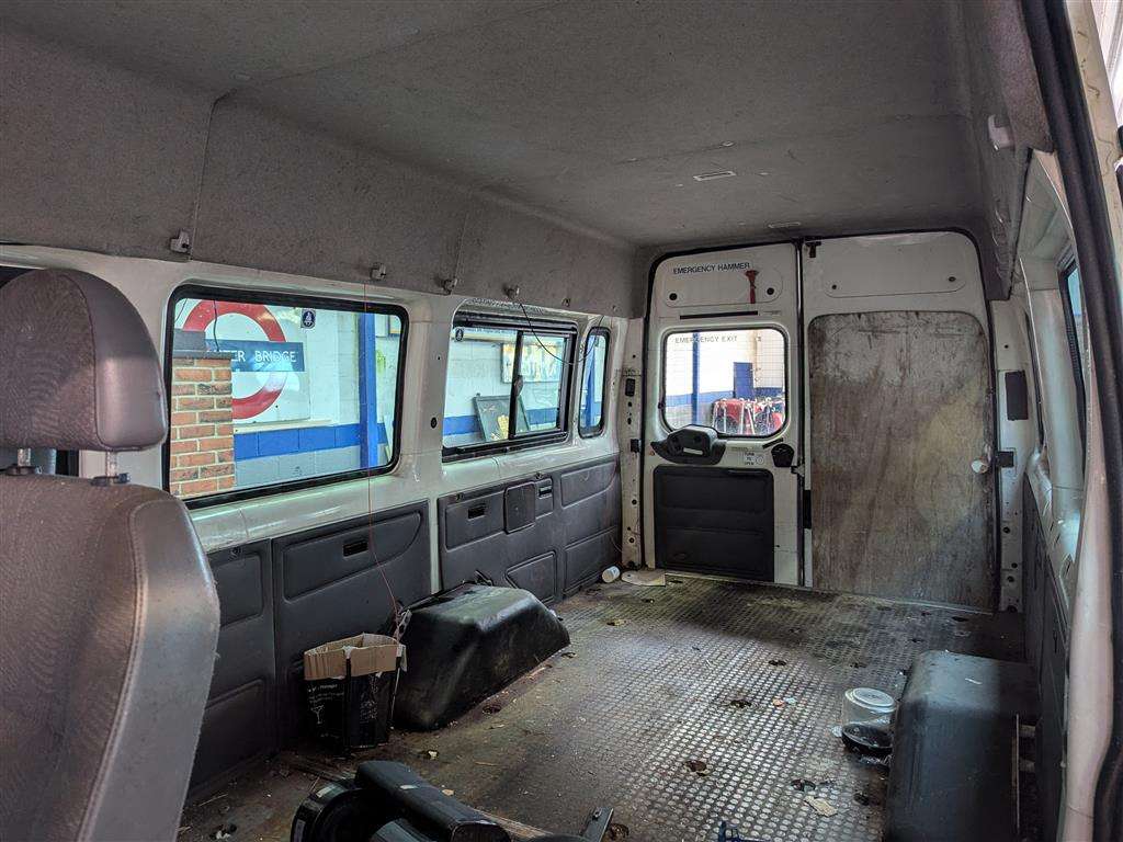 <p>2005 FORD TRANSIT MINIBUS</p>