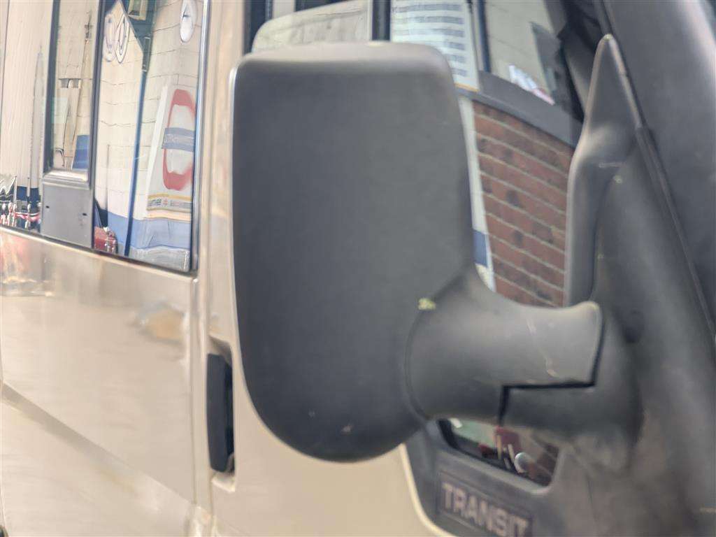 <p>2005 FORD TRANSIT MINIBUS</p>