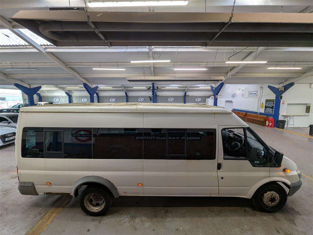 <p>2005 FORD TRANSIT MINIBUS</p>